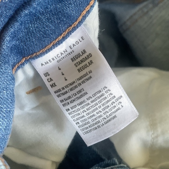 American Eagle Strigid Mom Jeans, Distressed, High Waisted, medium Wash Size‎ 4 - Picture 2 of 12